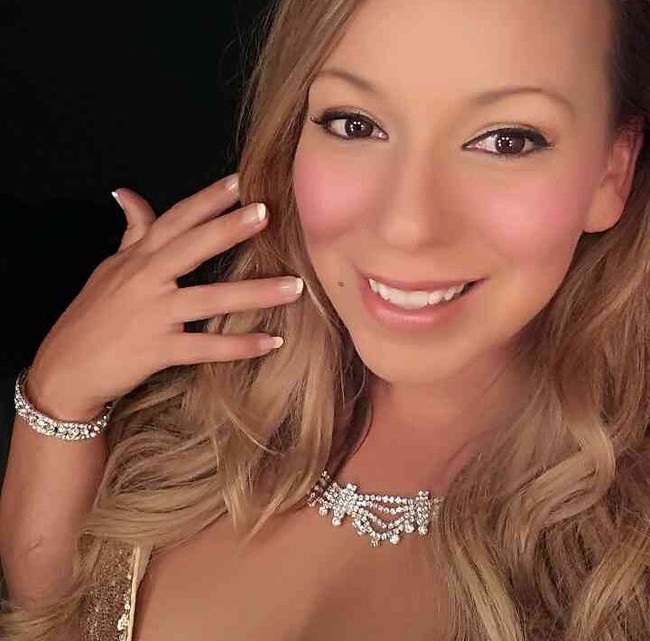 Jessie Castro sebenarnya tidak bisa dibilang sangat mirip dengan Mariah Carey. Namun ia pandai berdandan dan meniru gayanya bernyanyi. Kemampuan tersebut pun dimanfaatkannya untuk menjadi impersonator yang penghasilannya cukup menjanjikan. Foto: Instagram @mariahlookalike