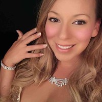 Jessie Castro sebenarnya tidak bisa dibilang sangat mirip dengan Mariah Carey. Namun ia pandai berdandan dan meniru gayanya bernyanyi. Kemampuan tersebut pun dimanfaatkannya untuk menjadi impersonator yang penghasilannya cukup menjanjikan. Foto: Instagram @mariahlookalike