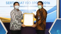 Direktur Utama KAI Didiek Hartantyo (kanan) menerima sertifikat ISO yang diserahkan oleh Direktur Utama PT Sucofindo, Bachder Djohan Buddin (kiri) di Gedung Jakarta Railway Center, Jakarta Pusat, Kamis (24/9/2020).