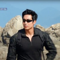 Tidak sedikit orang yang menilai bahwa Lee Geun terlihat sangat tegas, gagah, dan berkarisma dalam acara tersebut. Sejak saat itu namanya pun mulai popular dan banyak dikenal. Foto: Instagram/@rokseal