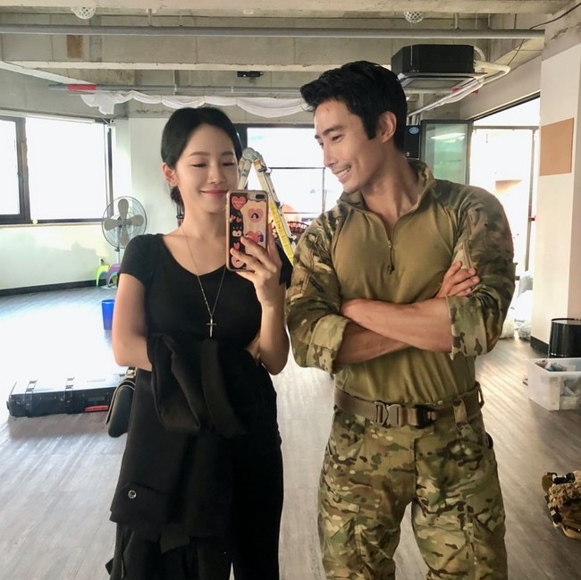 Sosok pria bernama Lee Geun belakangan mengundang perhatian karena penampilannya yang menawan. Dirinya bukanlah seorang aktor, melainkan seorang kapten angkatan laut Korea Selatan. Foto: Instagram/@rokseal