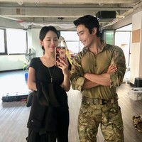 Sosok pria bernama Lee Geun belakangan mengundang perhatian karena penampilannya yang menawan. Dirinya bukanlah seorang aktor, melainkan seorang kapten angkatan laut Korea Selatan. Foto: Instagram/@rokseal