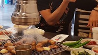 Lee Joon Gi juga suka makan ke restoran. Makanan andalannya adalah Korean BBQ yang memang terkenal lezat. Foto: Instagram @actor_jg