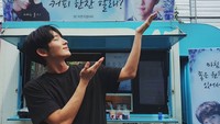 Karirnya yang cemerlang tentu saja Lee Joon Gi memiliki banyak penggemar. Buktinya lewat kiriman food truck dengan menu aneka minuman satu ini. Foto: Instagram @actor_jg