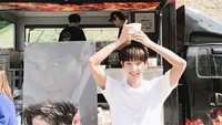 Ia juga pernah mendapatkan kiriman food truck yang menunya berupa jajanan Korea. Nih momennya di depan food truck pemberian penggemarnya. Foto: Instagram @actor_jg
