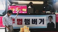 Kali ini food truck yang dikirimkan untuknya menawarkan menu utama yang mengenyangkan. Yaitu burger dan kentang goreng. Foto: Instagram @actor_jg