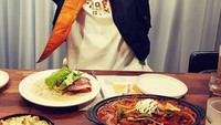 Lee Joon Gi juga sempat mengabadikan momennya saat menikmati beberapa menu makanan. Salah satunya tumisan gurita yang pedas nampol. Foto: Instagram @actor_jg