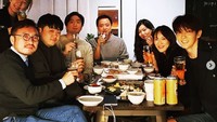 Bersama teman-temannya, begini akrabnya Lee Joon Gi saat menikmati bergam makanan dan bir. Foto: Instagram @actor_jg