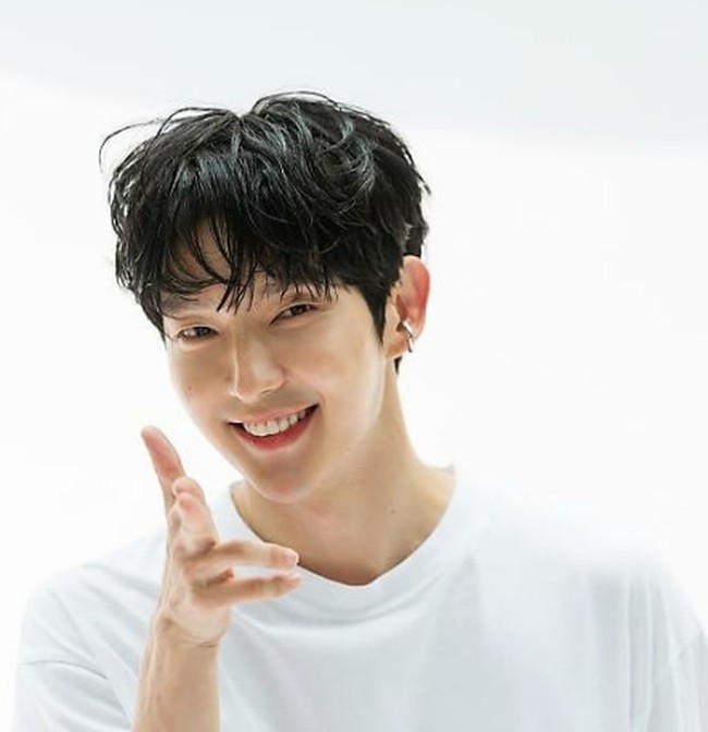 5. Lee Joon GiLee Joon Gi tahun lalu memikat para penonton dengan drama Flower of Evil. Pesona pria tersebut pun masih membuatnya populer sebagai aktor ganteng dan menempati posisi lima besar dalam daftar ini. Foto: Instagram @actor_jg