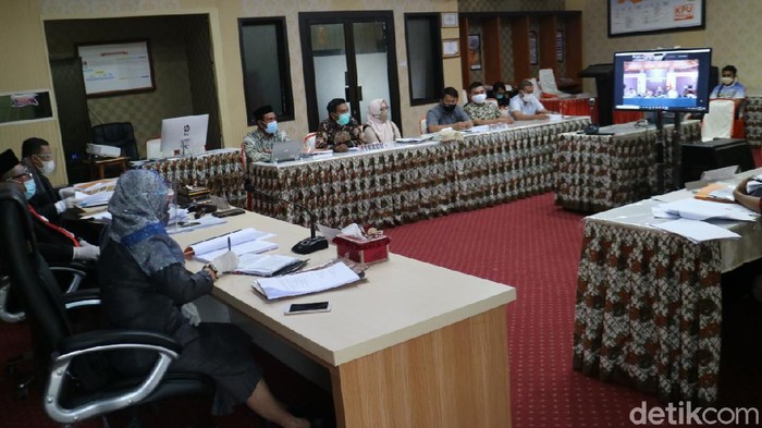 Lima anggota Bawaslu di Gorontalo diperiksa dalam sidang DKPP atas dugaan pelanggaran kode etik (Abdy Febriady/detikcom)