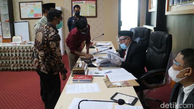 Lima anggota Bawaslu di Gorontalo diperiksa dalam sidang DKPP atas dugaan pelanggaran kode etik (Abdy Febriady/detikcom)