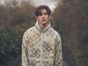 Louis Partridge, Si Tewksbury yang Curi Perhatian di Enola Holmes