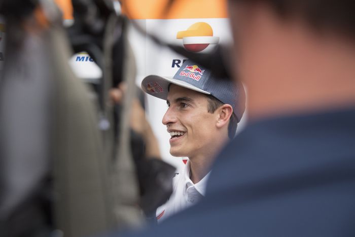 Marquez BARCELONA, SPAIN - SEPTEMBER 24: Marc Marquez of Spain and Repsol Honda Honda speaks with journalists in paddock during the MotoGP of Catalunya: Previews at Circuit de Barcelona-Catalunya on September 24, 2020 in Barcelona, Spain. (Photo by Mirco Lazzari gp/Getty Images)