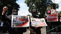 Dalam aksi itu massa yang tergabung dalam Aksi Siaga Melawan Kebangkitan Komunis tampak membawa sejumlah poster.
