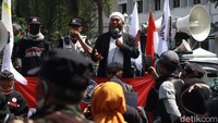 Diketahui, aksi itu digelar untuk meminta aparat penegak hukum agar mengusut tuntas kasus penusukan ulama dan perusakan masjid.