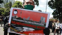 Selain itu mereka juga meminta kepada warga Indonesia agar waspada dengan kebangkitan ideologi komunisme.