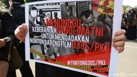 Tampak salah satu peserta aksi membawa poster berisi beragam tuntutan mereka saat ikut serta dalam aksi di depan Gedung Sate tersebut.