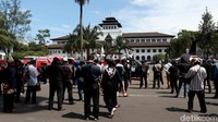 Sejumlah orang mendatangi Gedung Sate, Bandung, Jawa Barat, untuk menggelar aksi unjuk rasa, Jumat (25/9/2020).