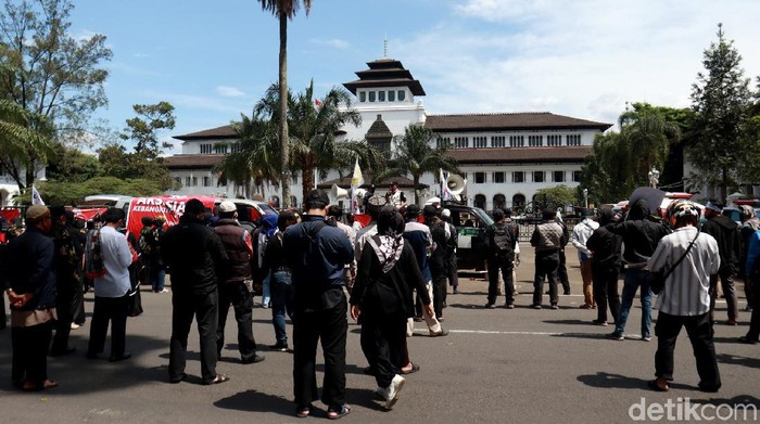 Massa di Bandung Geruduk Gedung Sate, Ada Apa? Sejumlah orang menggelar aksi di depan Gedung Sate, Bandung, Jawa Barat. Aksi digelar untuk meminta aparat usut kasus penusukan ulama dan perusakan masjid.