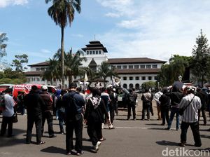 Ribuan Buruh Bergerak dari Cimahi ke Gedung Sate