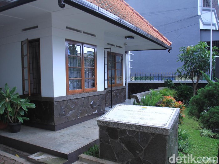 detikTravel pernah mengunjungi rumah bersejarah Inggit Garnasih yang ada di Jalan Ibu Ingggit Ganarsih No 8, Kecamatan Astanaanyar, Minggu 2 Februari 2020 lalu bertepatan dengan acara Bulan Cinta Ibu Bangsa Inggit Garnasih ke-6.