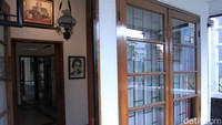 Rumah ini sempat ditinggali Sukarno dan Inggit Garnasih selama 8 tahun sebelum Sukarno dibuang ke Ende. 