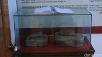 Selain itu, di dalam rumah itu juga ada ruangan untuk membuat jamu lengkap dengan alatnya yang disimpan di dalam etalase kaca. 