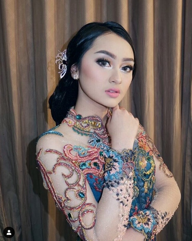 Memes Prameswari mencoba mencuri perhatian dengan kebaya brokat dengan aksen material transparan. Tak heran bila pesona Memes merebut hati Billy Syahputra. (Foto: Dok. Instagram/memes_prameswari)