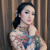 Memes Prameswari mencoba mencuri perhatian dengan kebaya brokat dengan aksen material transparan. Tak heran bila pesona Memes merebut hati Billy Syahputra. (Foto: Dok. Instagram/memes_prameswari)