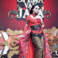 Kebaya merah modifikasi dengan ekor menjuntai menemani penampilan Memes Prameswari di Opera van Java. Dramatis! (Foto: Dok. Instagram/memes_prameswari)
