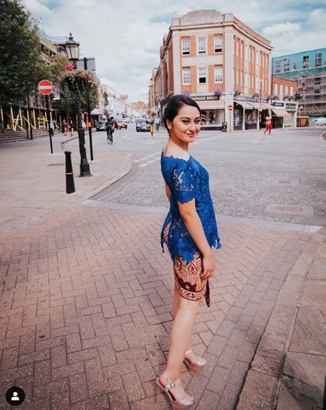 Merayakan kelulusan kuliah di Inggris, perempuan bernama asli Citragama Prameswari ini juga bersolek dengan kebaya lho.  (Foto: Dok. Instagram/memes_prameswari)