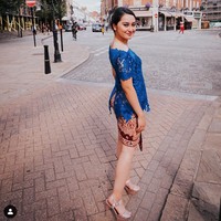 Merayakan kelulusan kuliah di Inggris, perempuan bernama asli Citragama Prameswari ini juga bersolek dengan kebaya lho.  (Foto: Dok. Instagram/memes_prameswari)