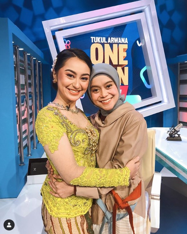 Sesekali Memes memilih kebaya berwarna bold yang mencolok sehingga membuat penampilannya lebih stand-out. (Foto: Dok. Instagram/memes_prameswari)