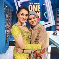 Sesekali Memes memilih kebaya berwarna bold yang mencolok sehingga membuat penampilannya lebih stand-out. (Foto: Dok. Instagram/memes_prameswari)