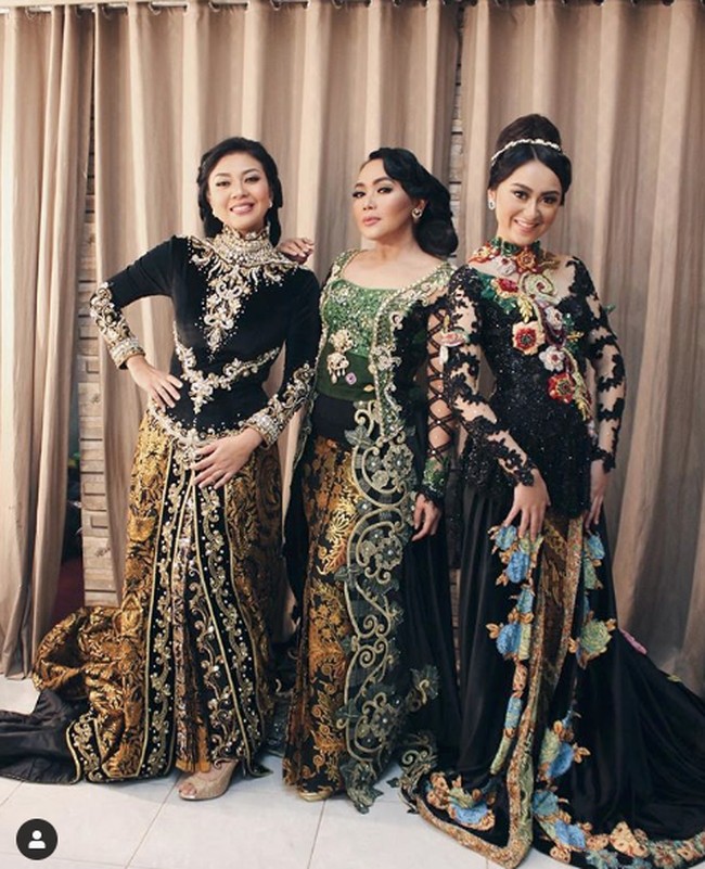 Bak bangsawan, Memes membungkus tubuhnya dengan kebaya berbahan velvet. (Foto: Dok. Instagram/memes_prameswari)