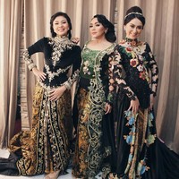 Bak bangsawan, Memes membungkus tubuhnya dengan kebaya berbahan velvet. (Foto: Dok. Instagram/memes_prameswari)