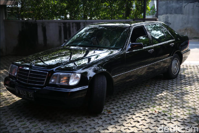 Mobil Bekas Dinas Presiden RI Mercedes-Benz 300 EL SHD kelahiran 1992