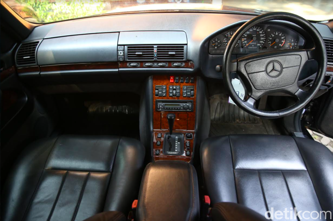 Mobil Bekas Dinas Presiden RI Mercedes-Benz 300 EL SHD kelahiran 1992