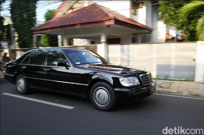Mobil Bekas Dinas Presiden RI Mercedes-Benz 300 EL SHD kelahiran 1992.