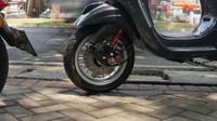 Sementara area pengereman dipercayakan pada kaliper Brembo dan dikombinasi selang rem Malossi. Kaki-kaki pun makin besar lantaran pakai velg ring 12 kepunyaan Vespa Sprint. Untuk aksesori seperti handgrip, brake lever, dan spion pakai besutan Tony skuter. Foto: Scooter VIP