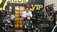 Demam Vespa kembali menjangkiti sejumlah selebritis di Tanah Air. Setelah Andre Taulany memodifikasi Vespa PTS Small frame lansiran 1979, kali ini giliran Gading Marten yang memodifikasi skuter kesayangannya. Ia menyerahkan pengerjaan modifikasi itu ke bengkel Scooter VIP. Foto: Scooter VIP
