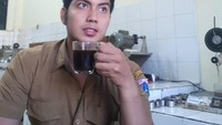  Punya wajah yang manis membuat Mumu memiliki banyak penggemar hingga sekarang. Ini posenya saat tengah menikmati secangkir kopi di sela-sela kesibukan kerjanya. Foto: Instagram @muklis_muje