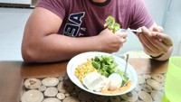  Begini kalemnya gaya Mumu saat tengah ngeteh di salah satu butik teh yang ada di Jakarta. Foto: Instagram @muklis_muje