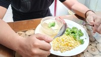 Selain kopi, Mumu juga suka menikmati es buah segar jika sedang makan di restoran atau nongkrong di kafe. Foto: Instagram @muklis_muje