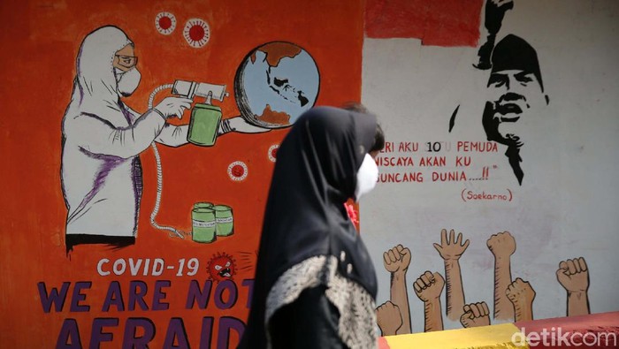 Mural Ajakan Patuhi Protokol Kesehatan Kampanye bahaya COVID-19 dan ajakan menerapkan protokol kesehatan terus dilakukan lewat mural. Seperti terlihat di sekitar kantor Kelurahan Rawa Terate, Cakung ini.