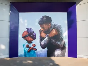 Wakanda Forever! Mural Chadwick Boseman Diresmikan di Pusat Kota Disney