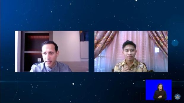 Mendikbud Nadiem Makarim berbincang dengan seorang mahasiswa secara virtual tentang belajar jarak jauh, Jumat (25/9/2020).
