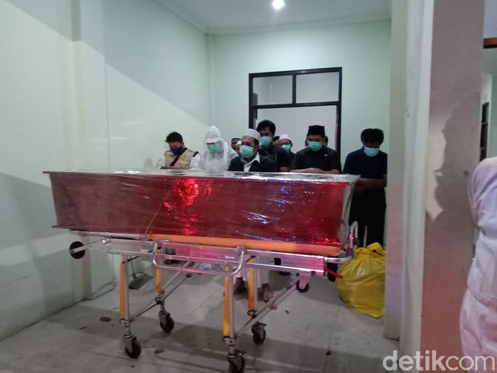 Tenaga kesehatan (nakes) RSUD dr Mochamad Saleh Kota Probolinggo meninggal dunia karena terpapar COVID-19. Pelepasan jenazah diiringi tangisan teman kerja nakes tersebut.