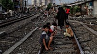 Terkait hal tersebut, UNICEF Indonesia diketahui melakukan penelitian tentang dampak non-kesehatan dari COVID-19 bagi anak-anak di Indonesia. Angga Dwi Martha, Spesialis Kebijakan Sosial UNICEF mengatakan dampak COVID-19 terhadap anak-anak memang tak besar secara kesehatan, namun anak juga menanggung dampak lain, yaitu dampak sosial dan ekonomi.