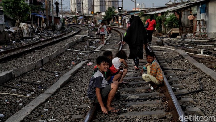 Pandemi COVID-19 berdampak luas ke berbagai sektor kehidupan serta lapisan masyarakat. Anak-anak pun turut merasakan dampak dari pandemi ini.